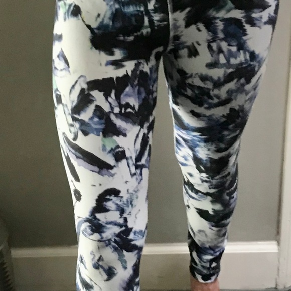 Fabletics Pants - Fabletics Salar Monarch Print XS Leggings